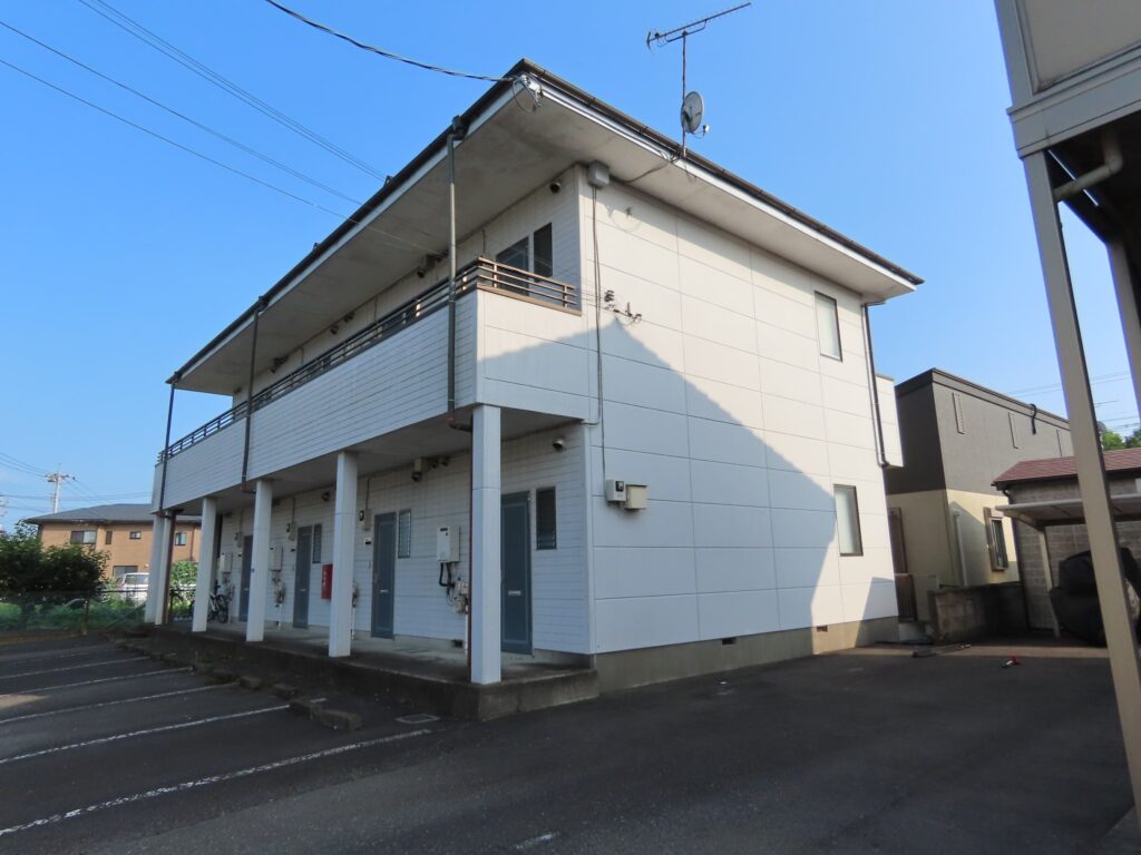 外壁塗装前のアパート外観写真