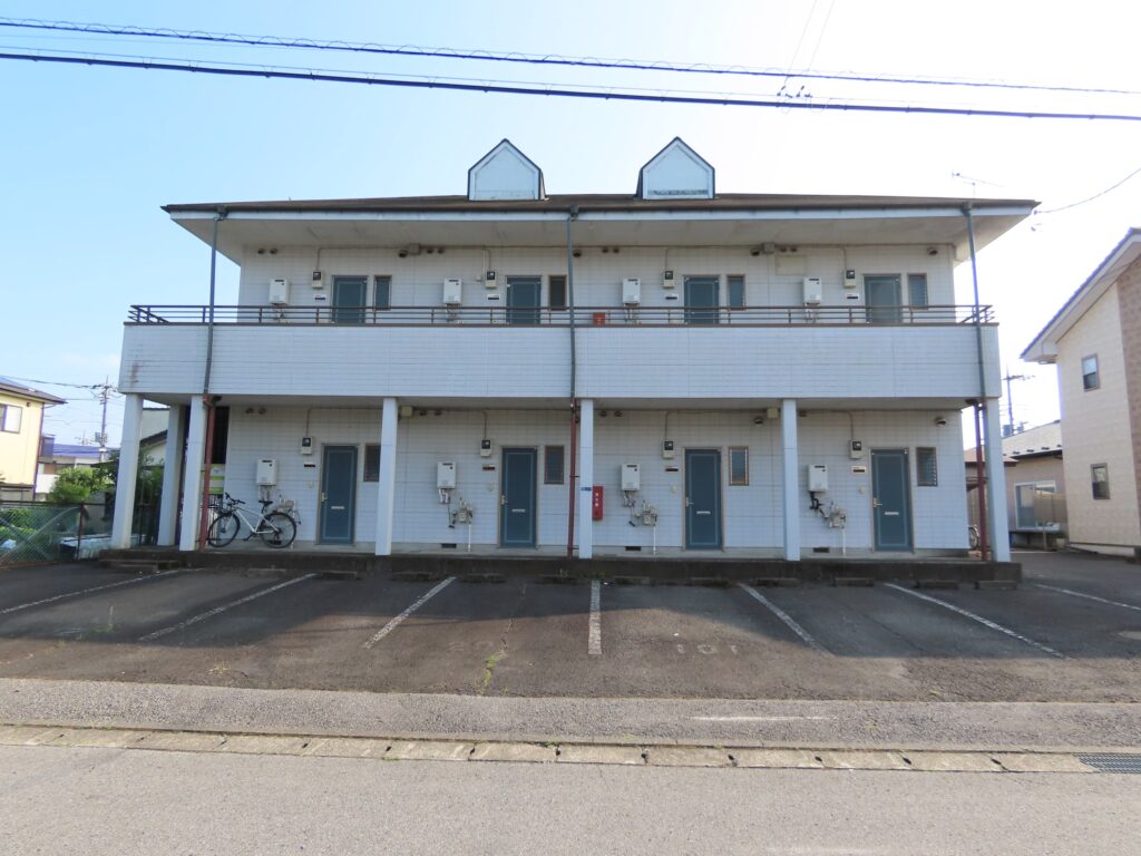 外壁塗装前のアパート外観写真