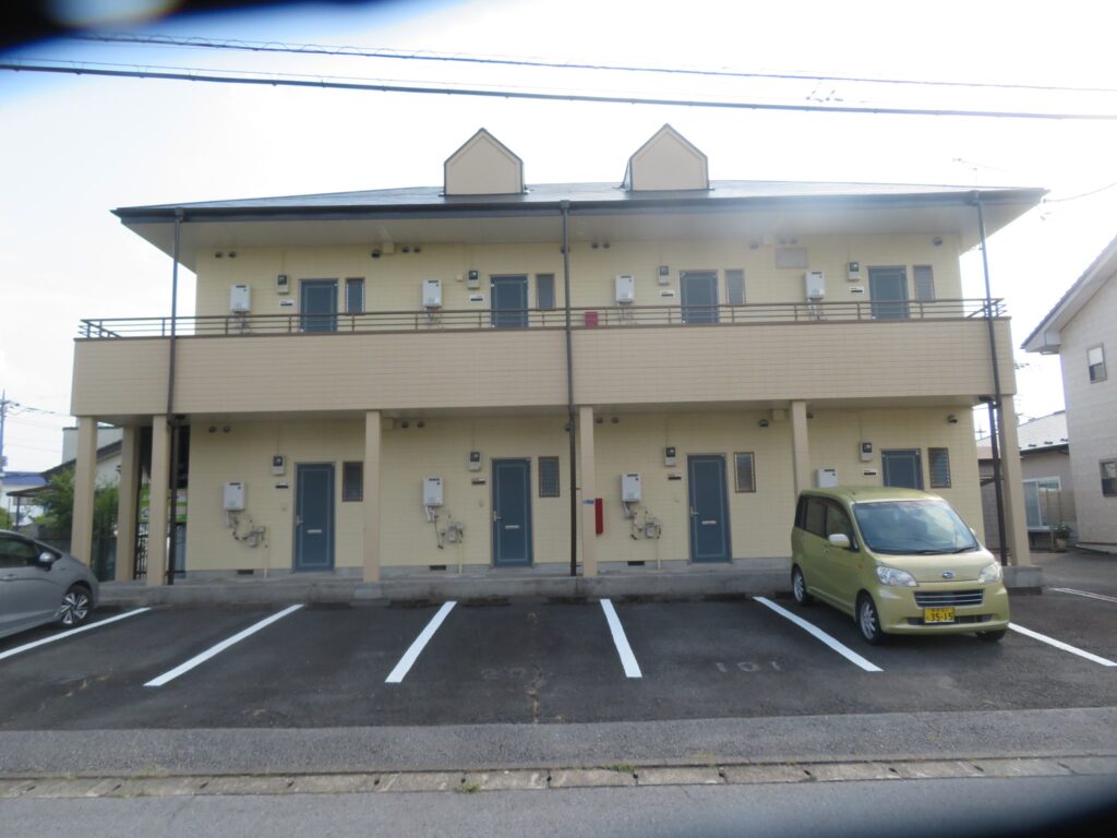 外壁塗装後のアパート外観写真